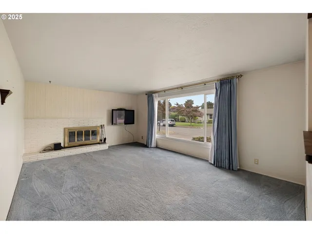 a view of a livingroom with furniture