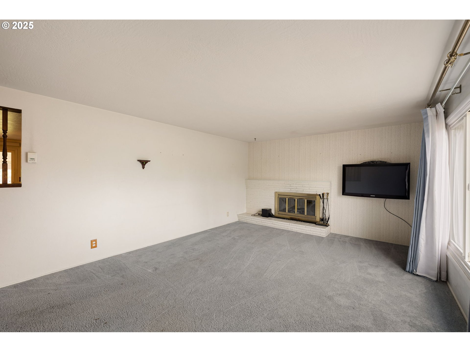 2030 Valhalla Street Eugene, OR 97401 - Photo 9 of 45 a view of a livingroom with furniture