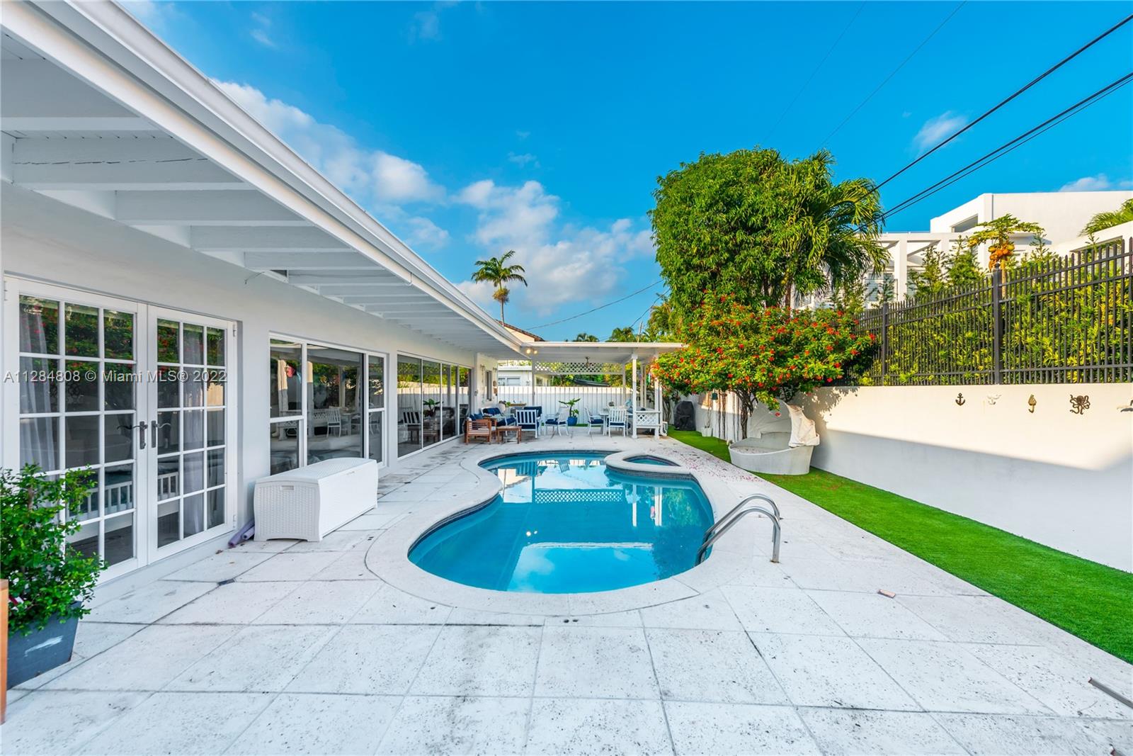 749 Ridgewood Road Key Biscayne, FL 33149 - Photo 2 of 34