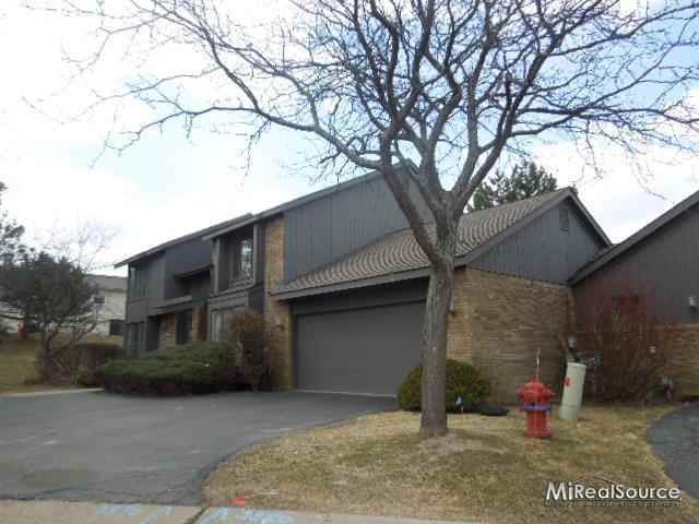 5590 Ridgewood Road West Bloomfield, MI 48322 - Photo 1 of 22 31154135.JPG