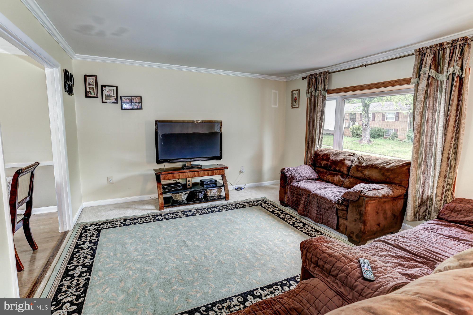 4711 Kilbane Road Woodbridge, VA 22193 - Photo 3 of 30 Living Room