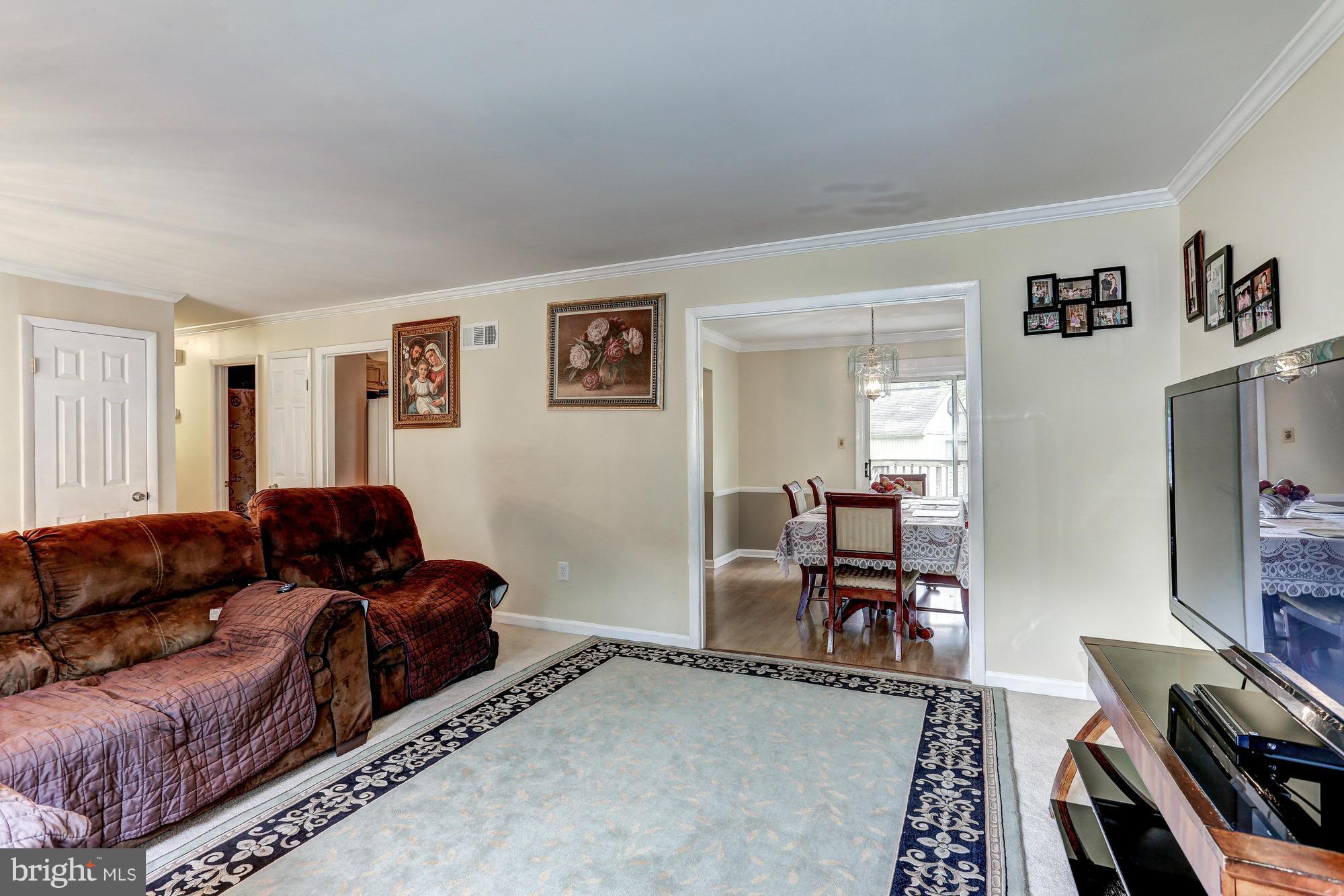 4711 Kilbane Road Woodbridge, VA 22193 - Photo 5 of 30 Living Room