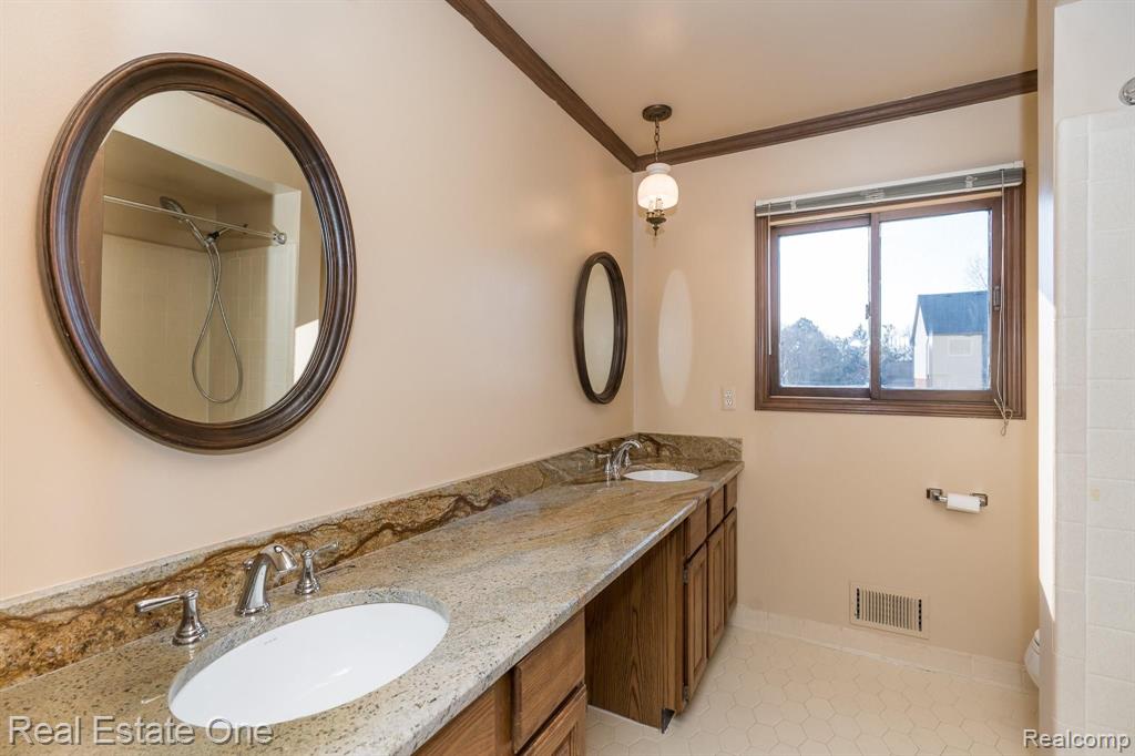 327 Silvervale Drive Rochester, MI 48309 - Photo 24 of 43