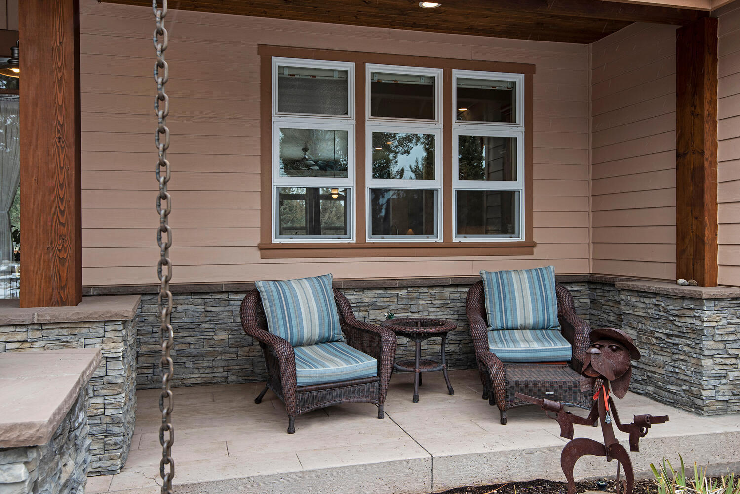 17470 Mountain View Road Sisters, OR 97759 - Photo 4 of 50 Fenced front courtyard