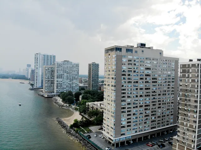 $220,000 | 6301 North Sheridan Road, Unit 21E, Chicago, IL 60660