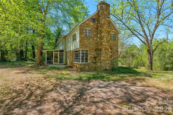 a view of a yard in front of a house