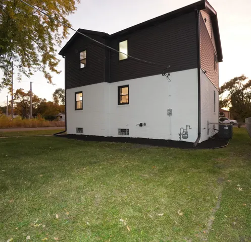 a view of a back yard