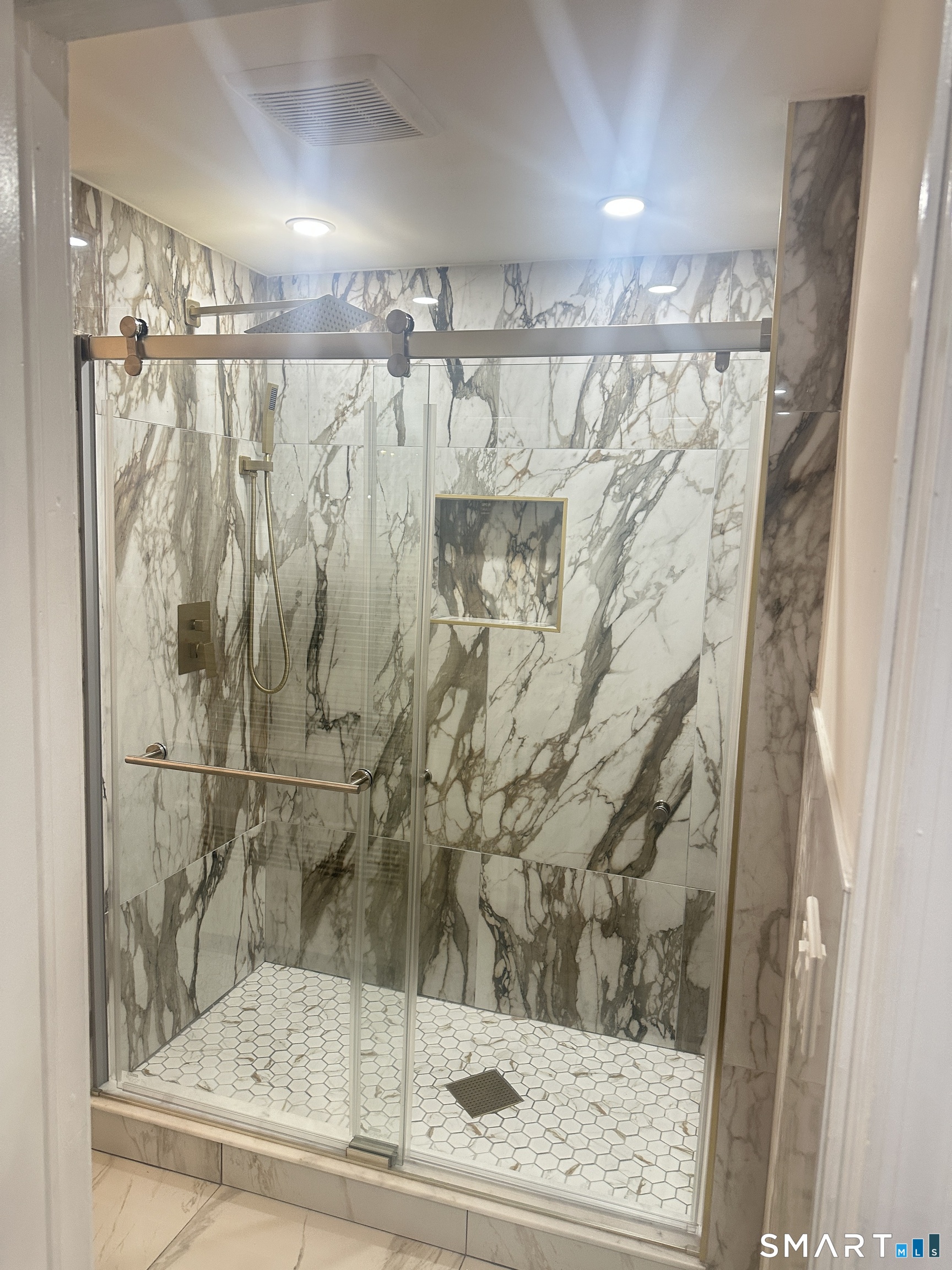 18 Walsh Street Bloomfield, CT 06002 - Photo 9 of 14