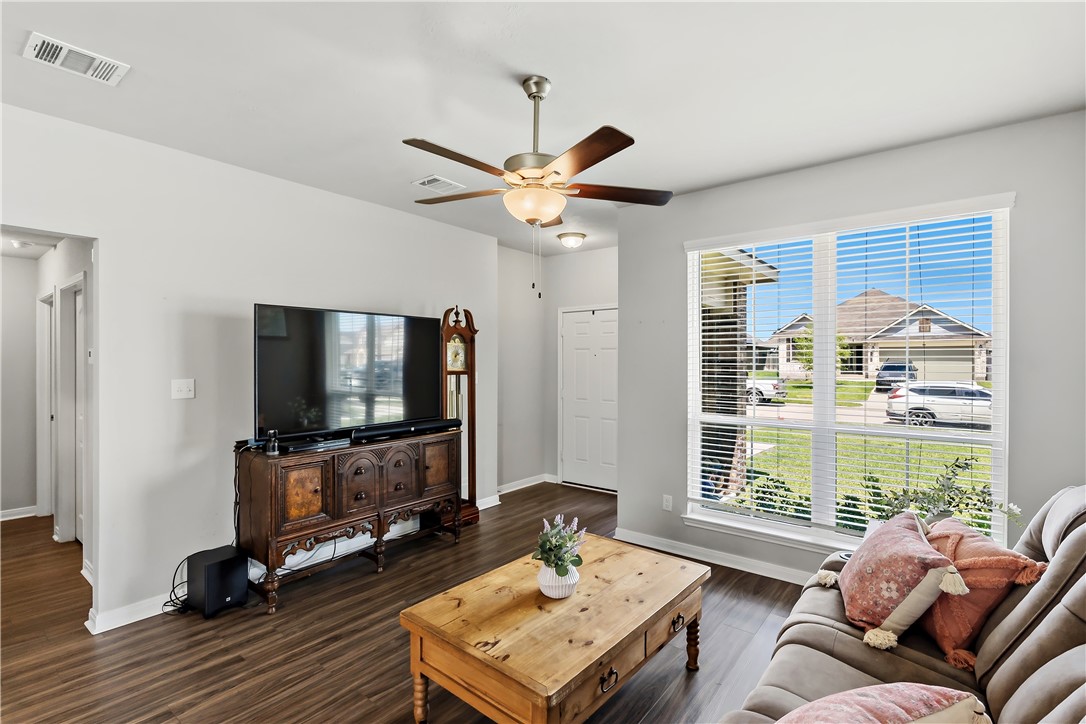 2043 Brisbane Way Bryan, TX 77807 - Photo 9 of 27