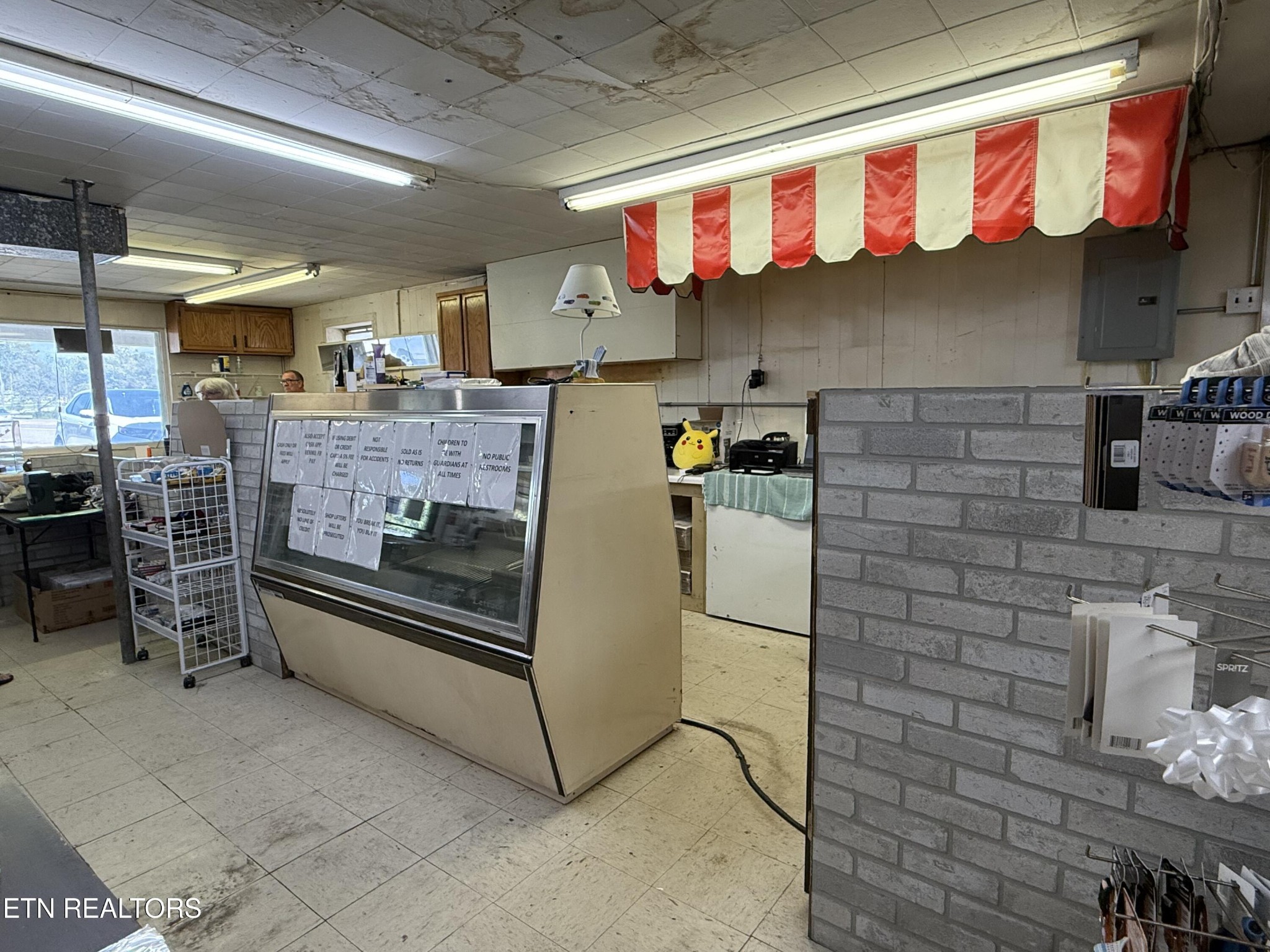 610 Paint Rock Road Oneida, TN 37841 - Photo 16 of 32 a utility room with stainless steel appliances wooden floor and breakfast area