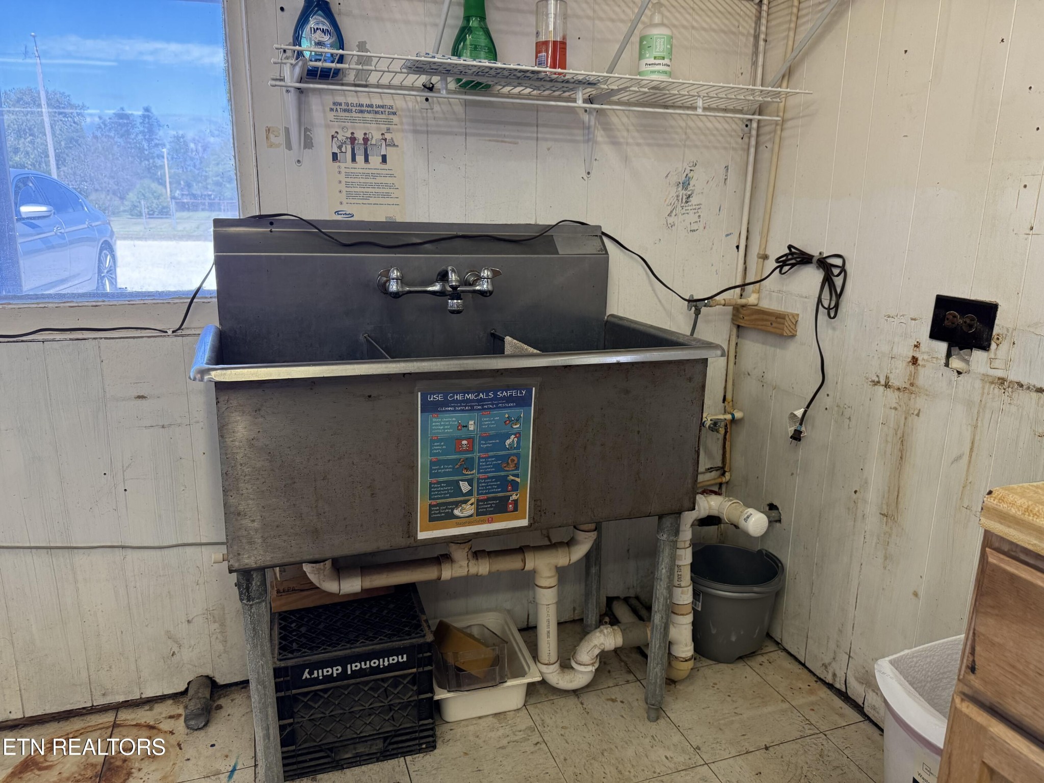 610 Paint Rock Road Oneida, TN 37841 - Photo 19 of 32 a room with stainless steel appliances and cabinets