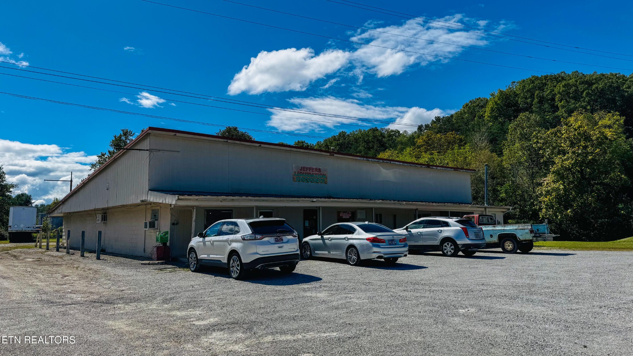 610 Paint Rock Road Oneida, TN 37841 - Photo 3 of 32 a view of car parked in front of a house