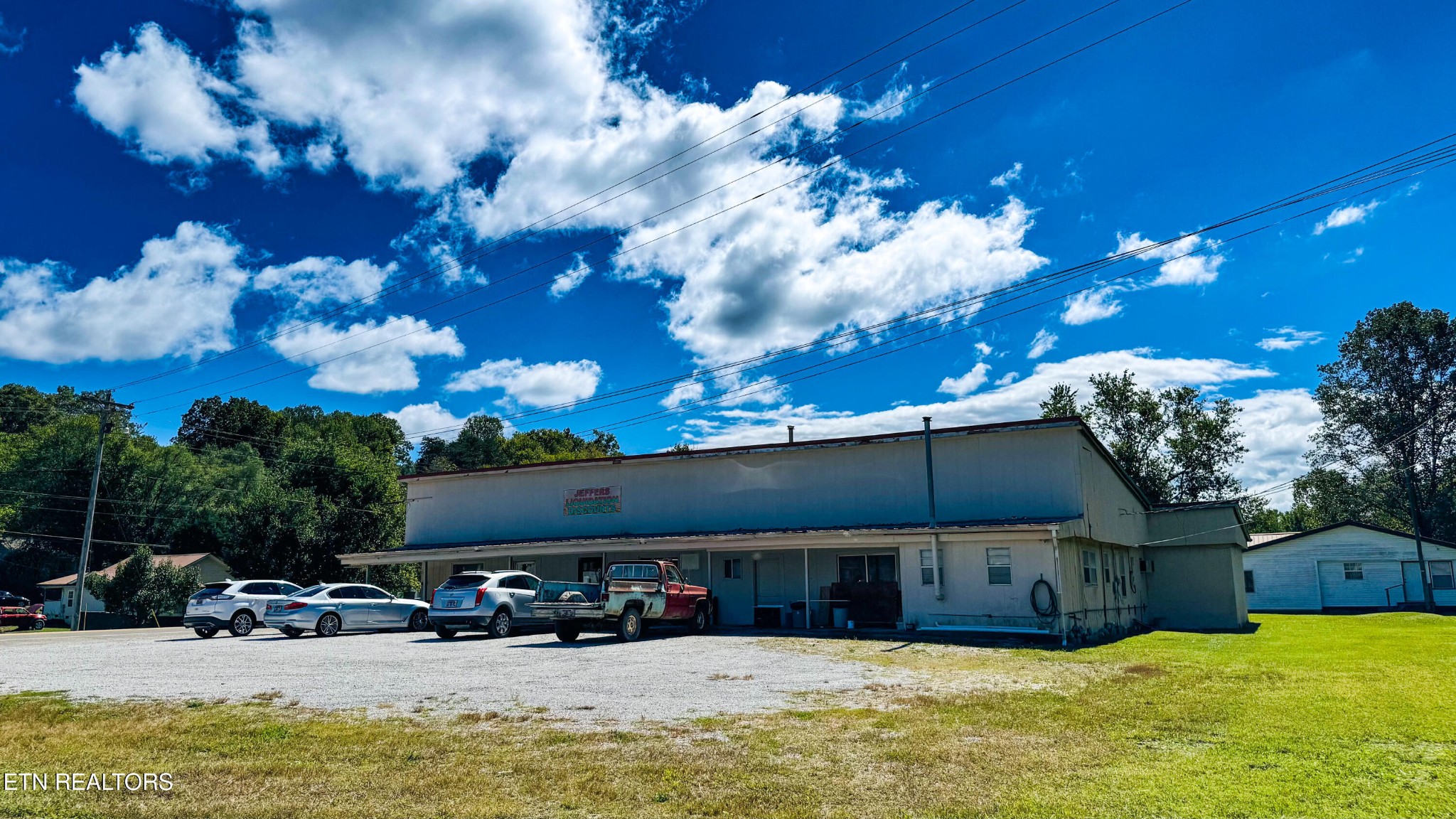 610 Paint Rock Road Oneida, TN 37841 - Photo 7 of 32 a view of a house with a yard covered with snow