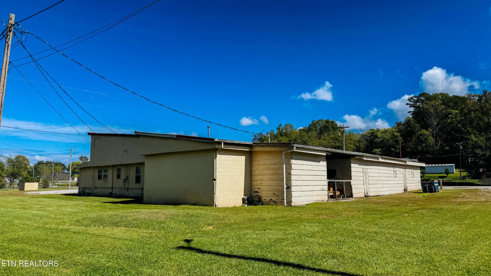 610 Paint Rock Road Oneida, TN 37841 - Photo 10 of 32 a view of a backyard of the house