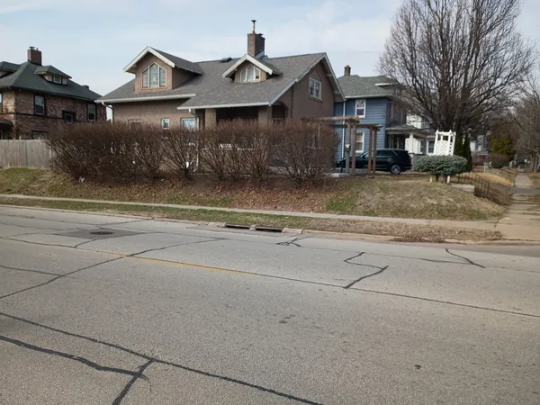 $189,000 | 1445 10th Street, Moline, IL 61265