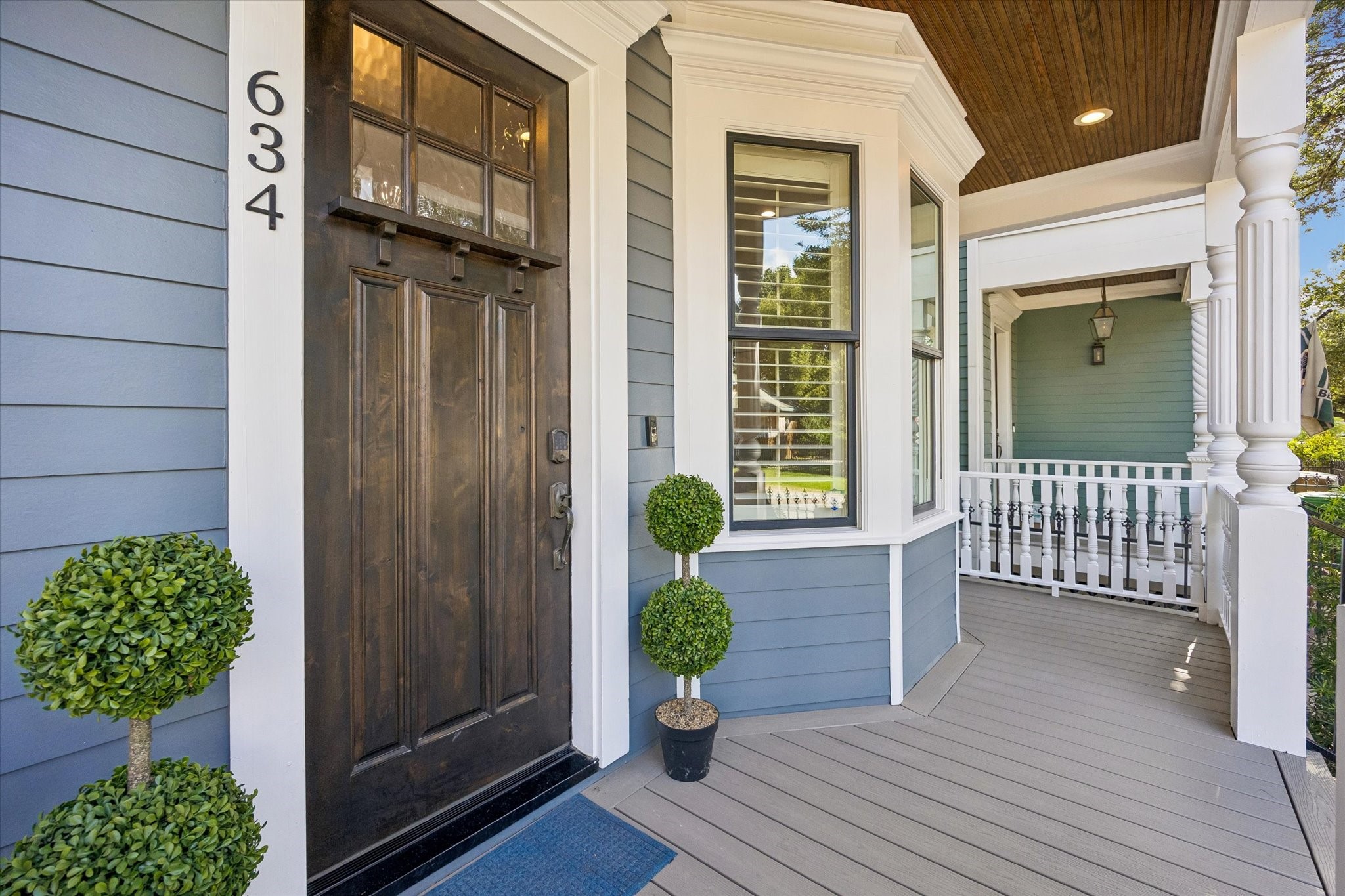 634 West 17th Street Houston, TX 77008 - Photo 4 of 42 This front porch is pure Heights charm, with warrantied Trex decking, bay windows, a rich wood door, handsome lighting, and a warm wood slat ceiling that makes relaxing on the porch feel extra special.