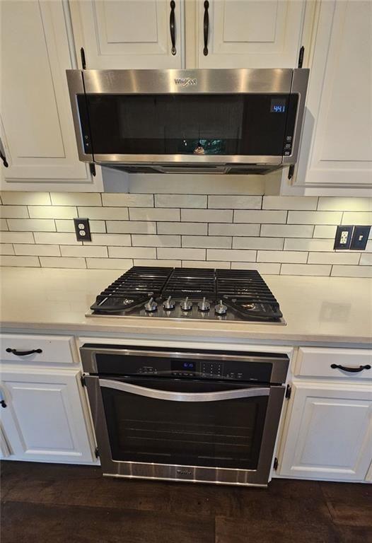 290 Oakmere Road Alpharetta, GA 30009 - Photo 7 of 26 a stove top oven sitting inside of a kitchen