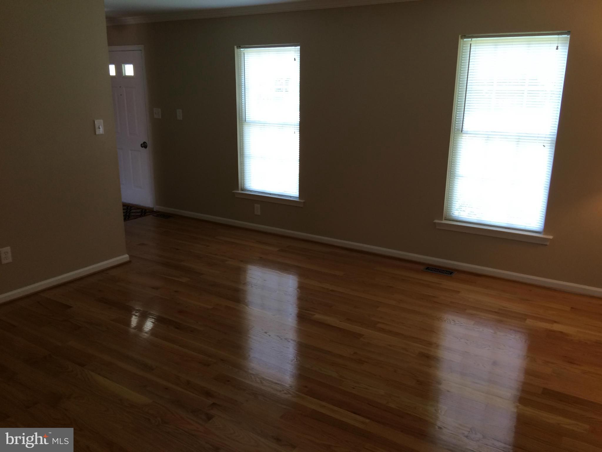 26705 Ridge Road Damascus, MD 20872 - Photo 4 of 30 Living Room