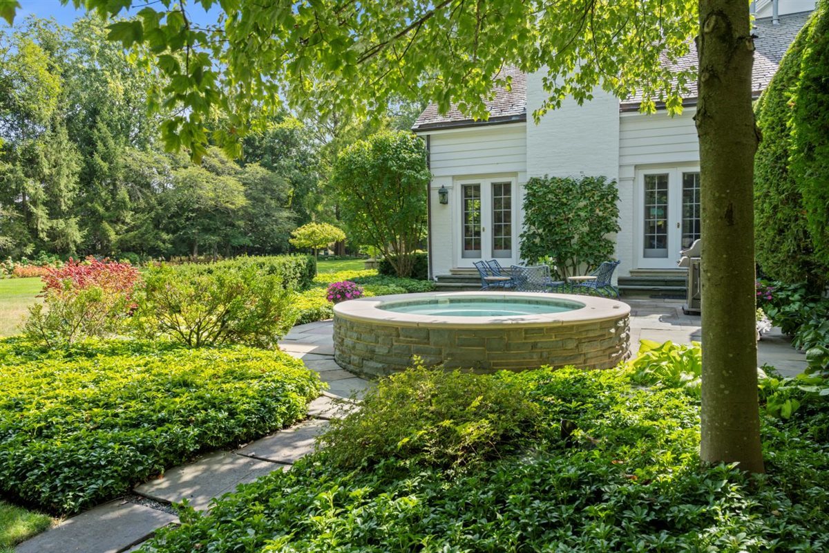 5 Woodley Road Winnetka, IL 60093 - Photo 27 of 48 a view of a fountain in front of house