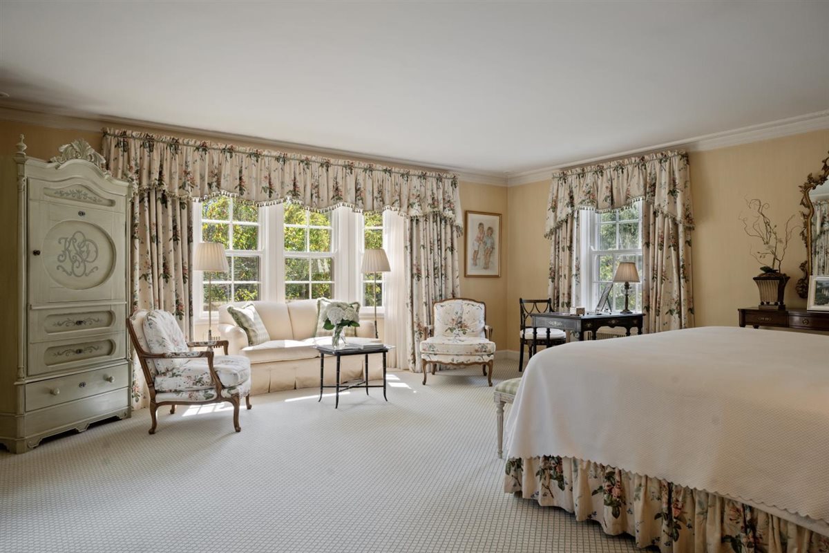 5 Woodley Road Winnetka, IL 60093 - Photo 29 of 48 a spacious bedroom with a bed and a couch