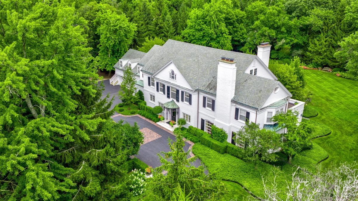 5 Woodley Road Winnetka, IL 60093 - Photo 46 of 48 an aerial view of a house