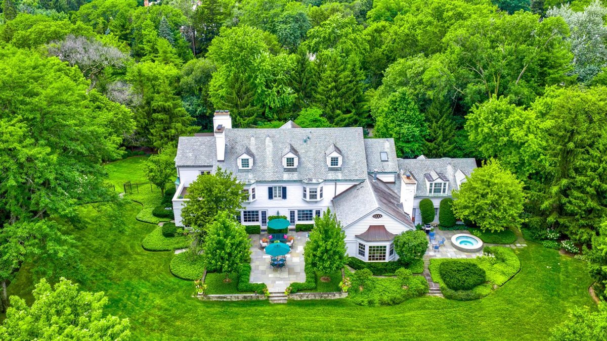 5 Woodley Road Winnetka, IL 60093 - Photo 47 of 48 an aerial view of multiple house