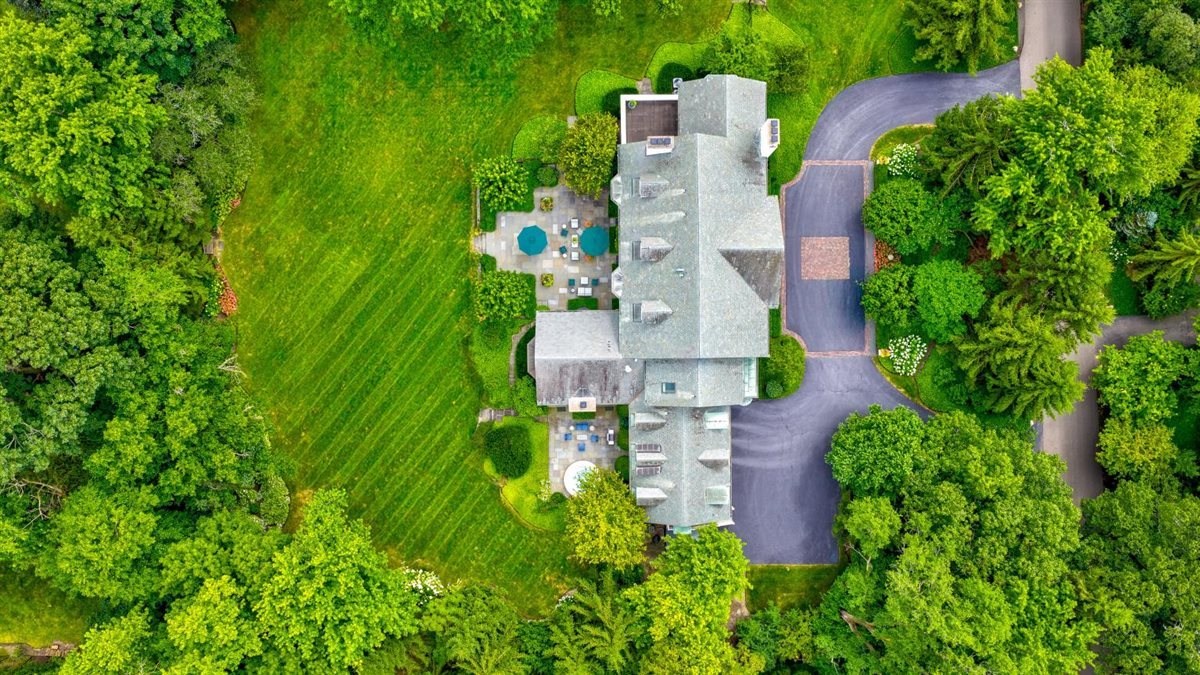 5 Woodley Road Winnetka, IL 60093 - Photo 48 of 48 an aerial view of a house with a yard