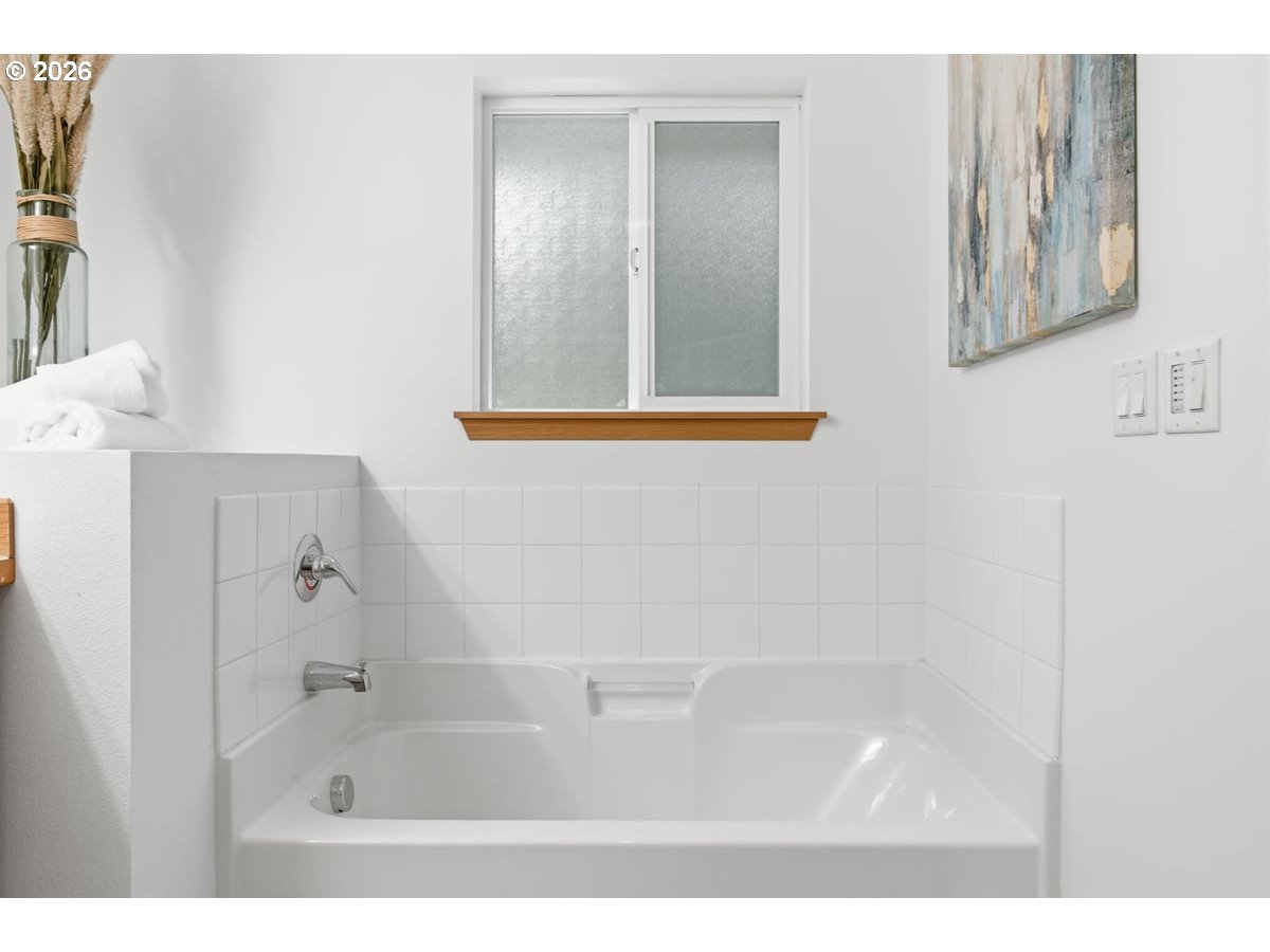 37905 South Wilhoit Road Molalla, OR 97038 - Photo 16 of 48 a bathroom with a tub