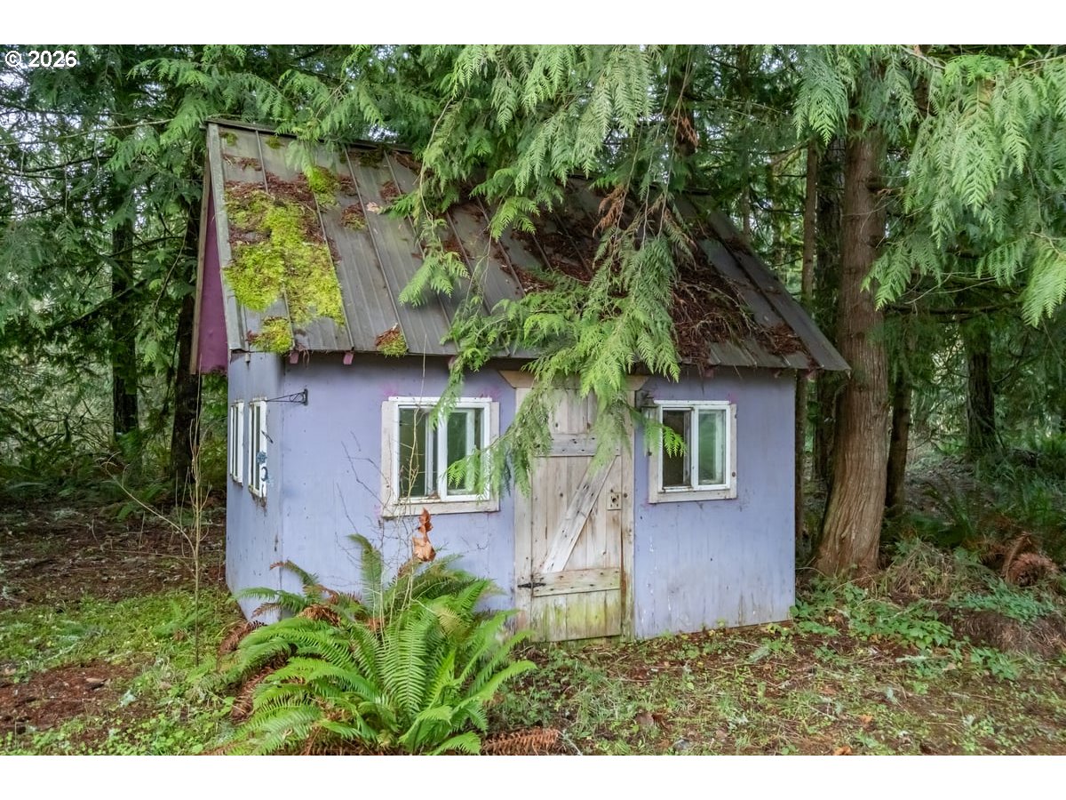 37905 South Wilhoit Road Molalla, OR 97038 - Photo 35 of 48 a front view of a house with garden