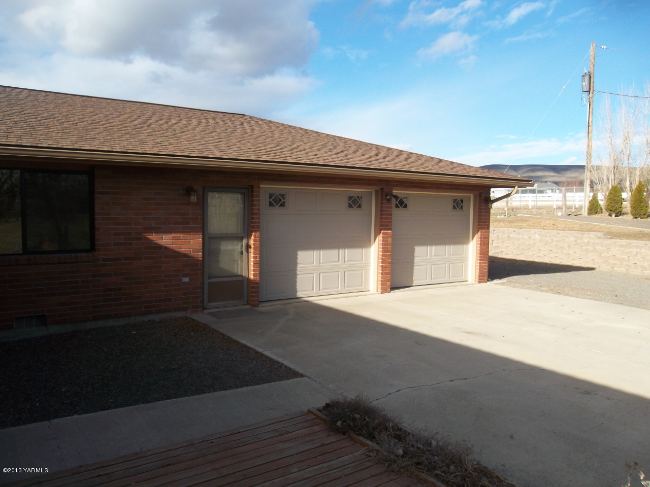 244 Coombs Road Moxee, WA 98936 - Photo 8 of 21 a front view of a house with yard
