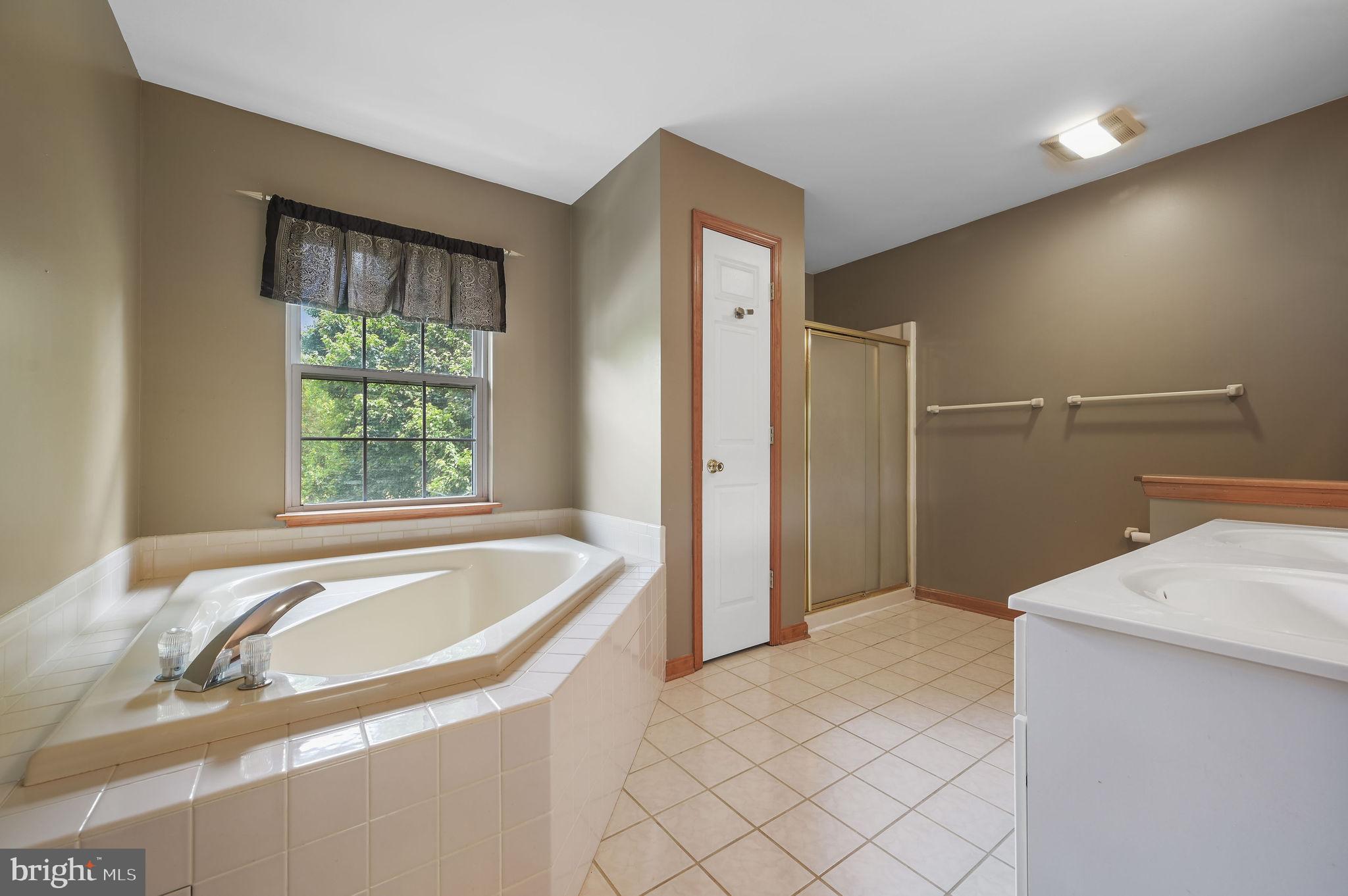 113 Fieldbrook Drive Magnolia, DE 19962 - Photo 25 of 38 a bathroom with a tub sink and mirror