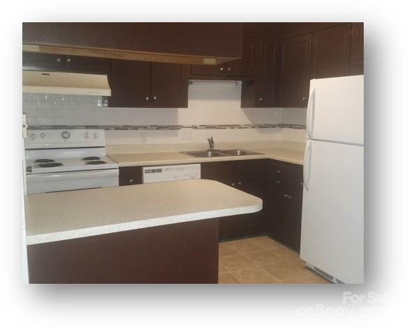 153 West End Street Chester, SC 29706 - Photo 12 of 27 a close view of kitchen island