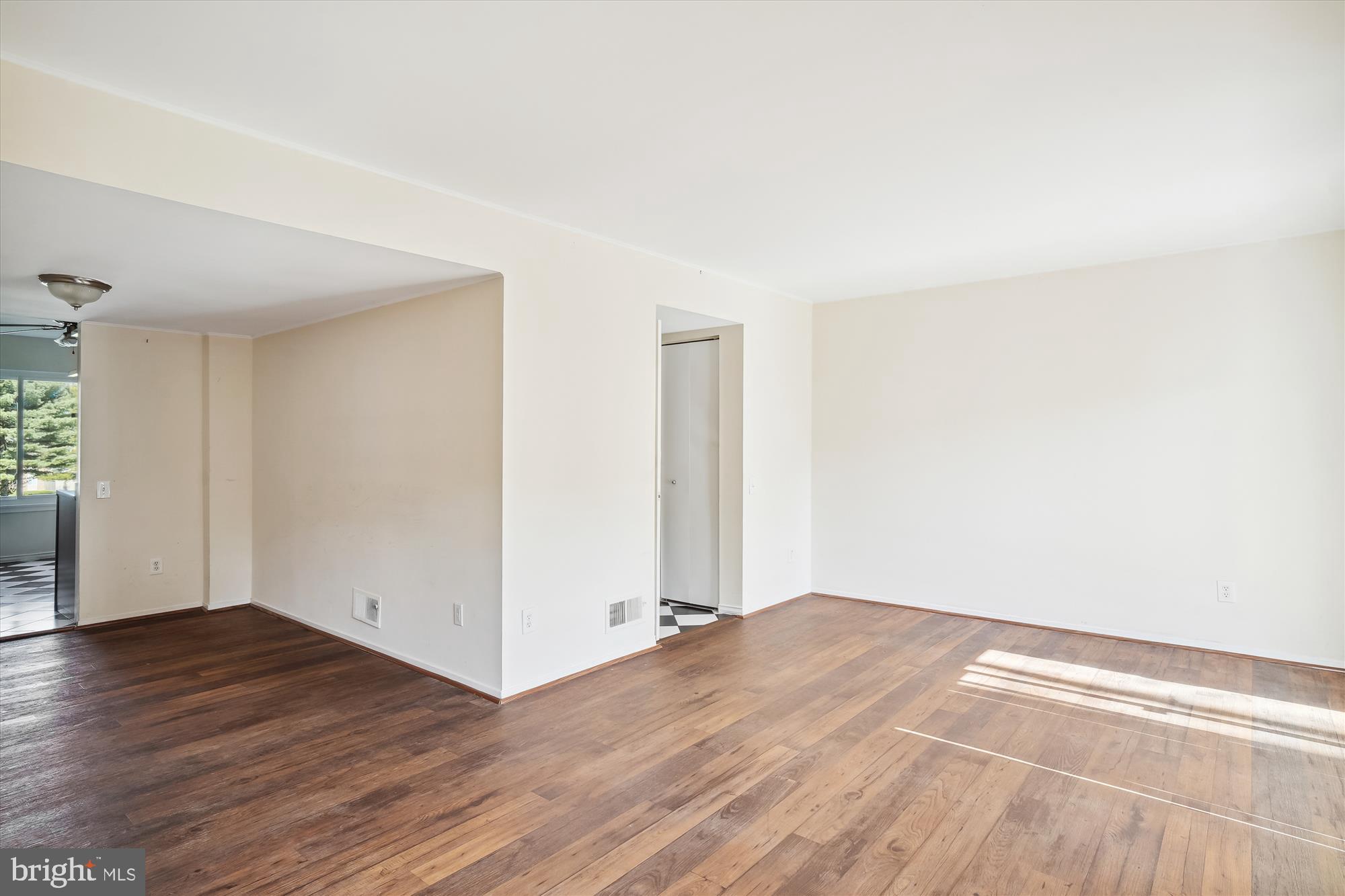 19449 Transhire Road Montgomery Village, MD 20886 - Photo 10 of 29 Living Room