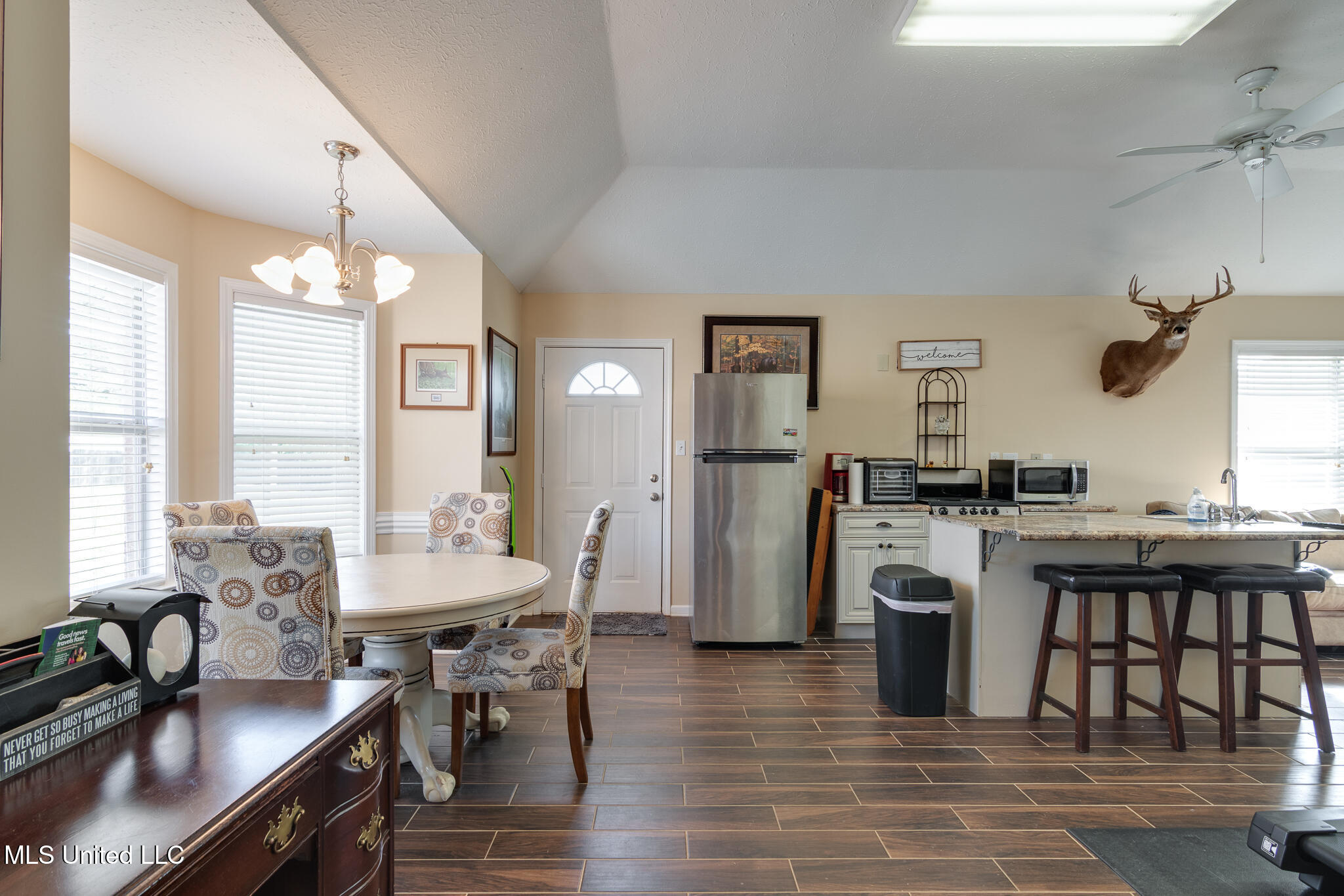 7480 Davidson Road Olive Branch, MS 38654 - Photo 37 of 60 living/kitchen/ dining in law suite