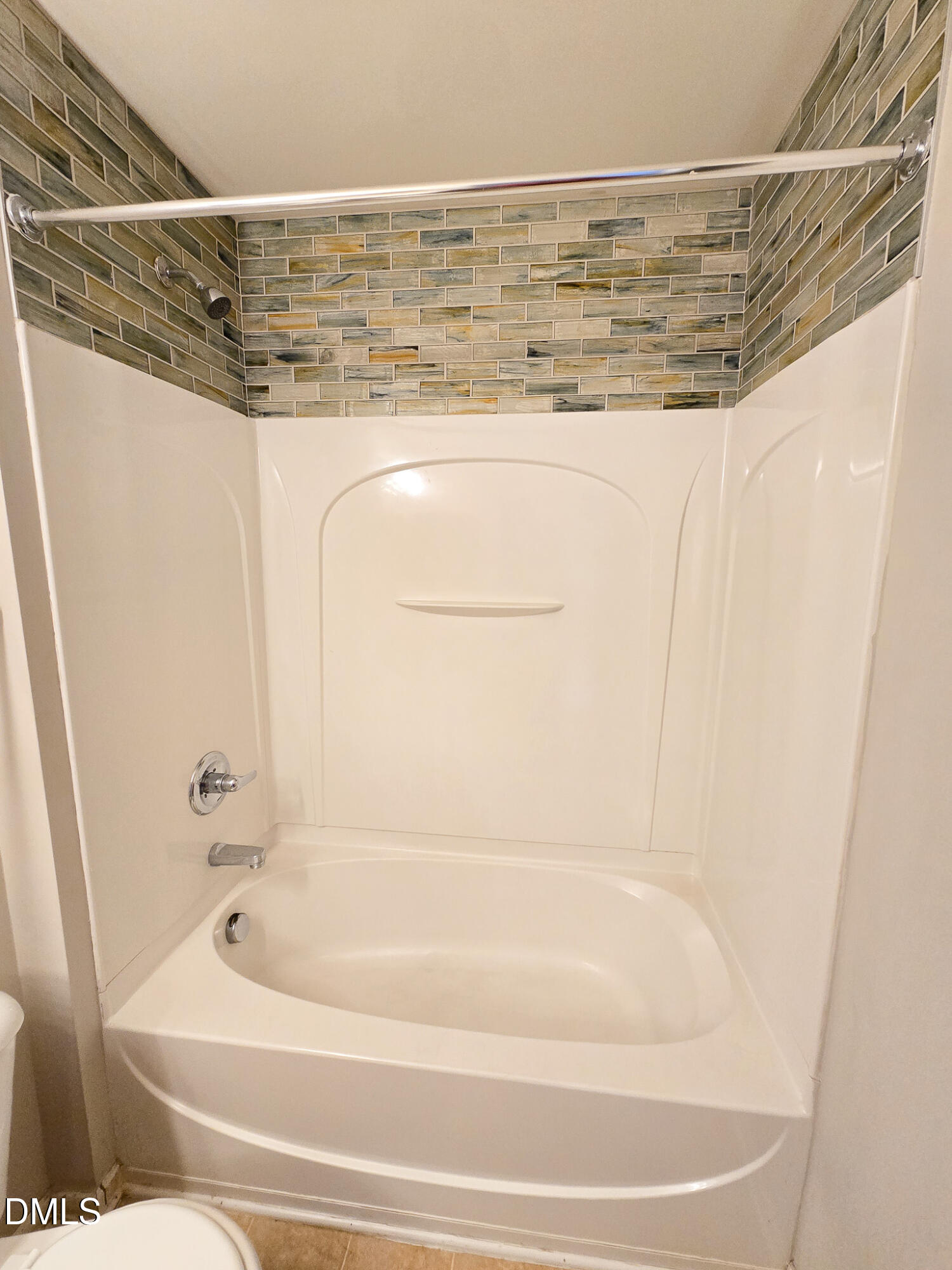 8641 Neuse Club Lane Raleigh, NC 27616 - Photo 14 of 35 a bathroom with a bathtub