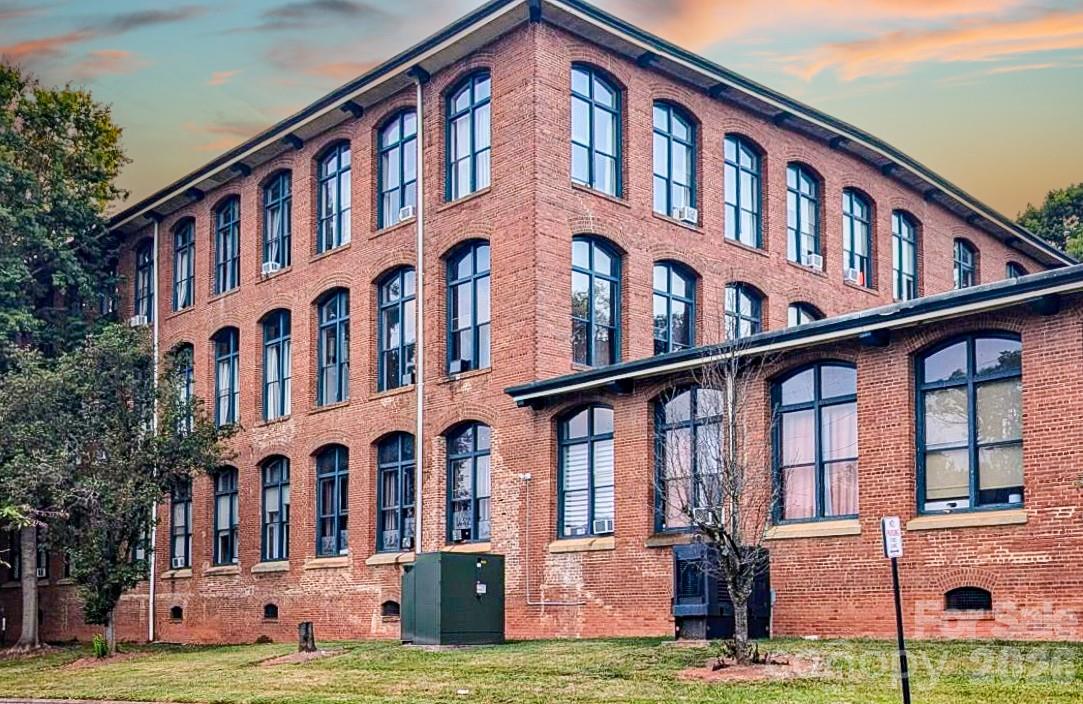 201 South Hoskins Road, Unit 315 Charlotte, NC 28208 - Photo 2 of 45 a view of building with yard