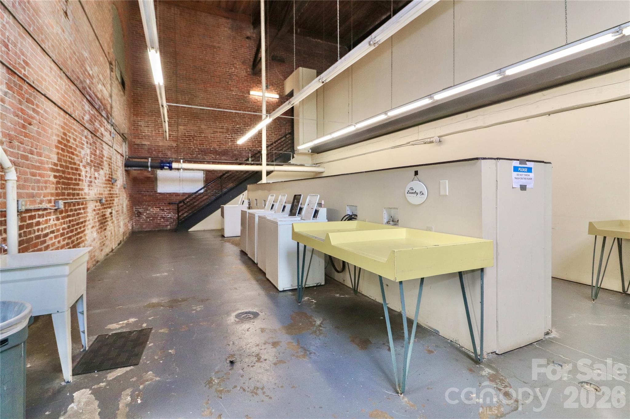201 South Hoskins Road, Unit 315 Charlotte, NC 28208 - Photo 39 of 40 a balcony with table and chairs