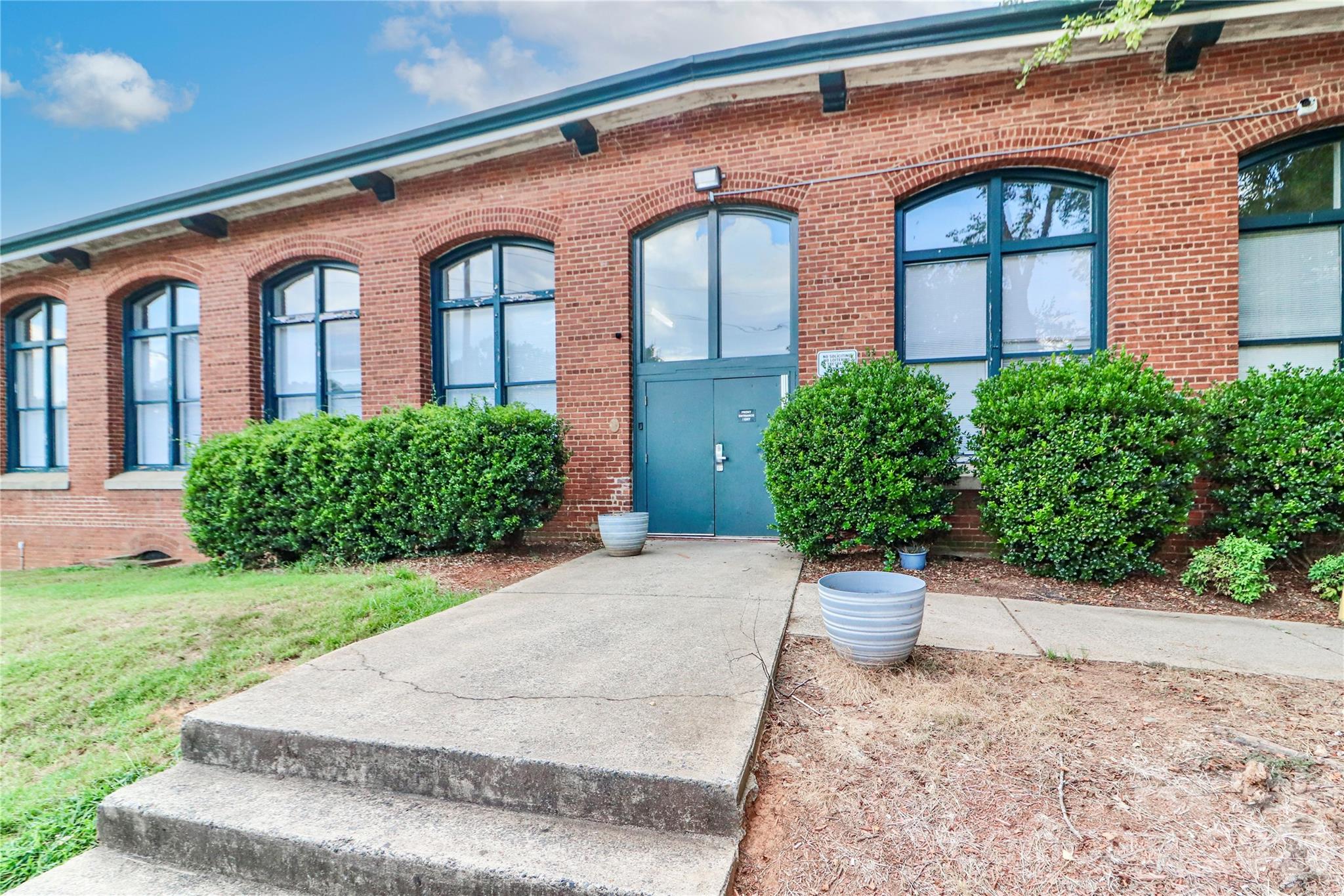 201 South Hoskins Road, Unit 315 Charlotte, NC 28208 - Photo 8 of 45 a front view of a house with a garden