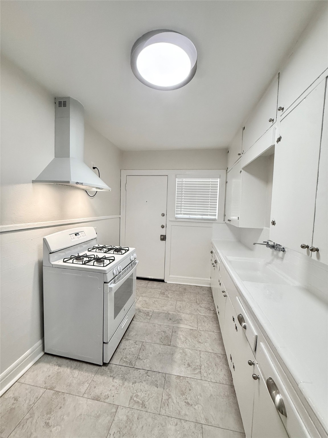 5402 Jackson Street, Unit 1 Houston, TX 77004 - Photo 9 of 18 a kitchen with a stove and a sink