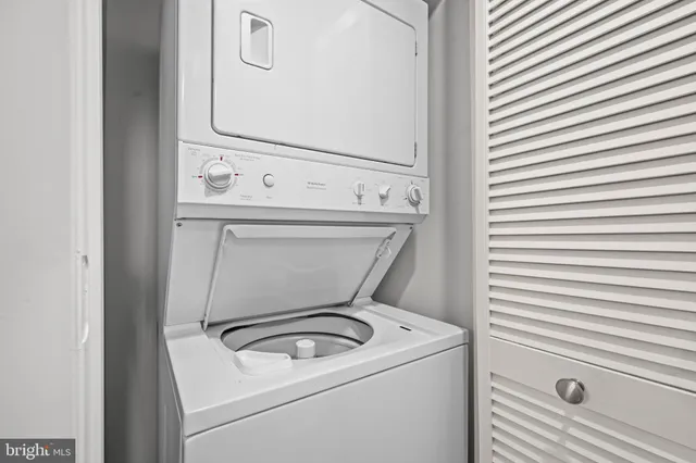a close up view of a washer and dryer