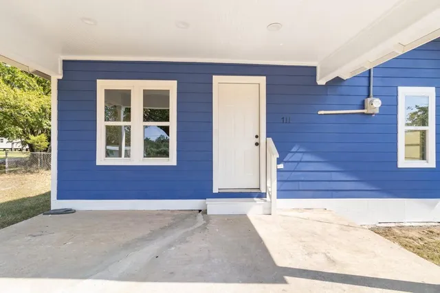 a view of an entrance of the house