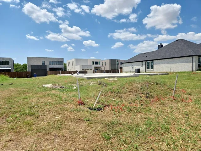 a view of a house with backyard and garden