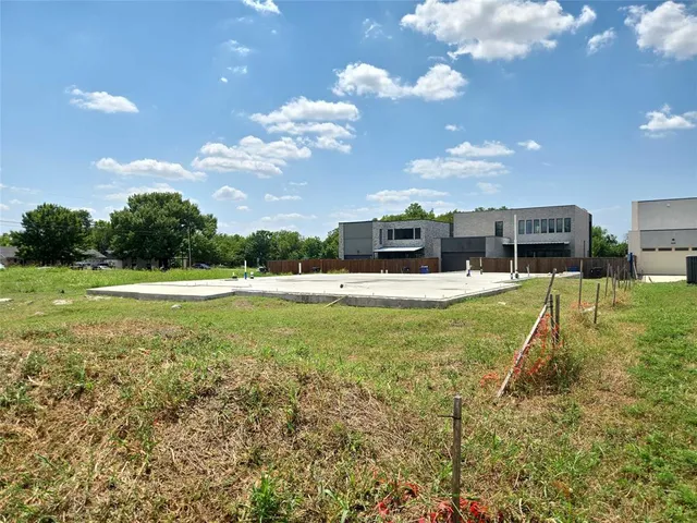 a view of a house with a big yard
