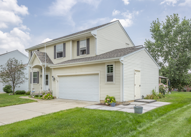 412 Preserve Drive Genoa, IL 60135 - Photo 4 of 39 a front view of house with yard and green space