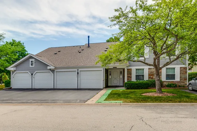 $325,000 | 225 Thornapple Court, Unit 225, Buffalo Grove, IL 60089