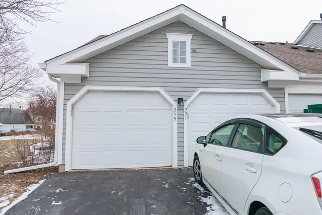 $325,000 | 225 Thornapple Court, Unit 225, Buffalo Grove, IL 60089