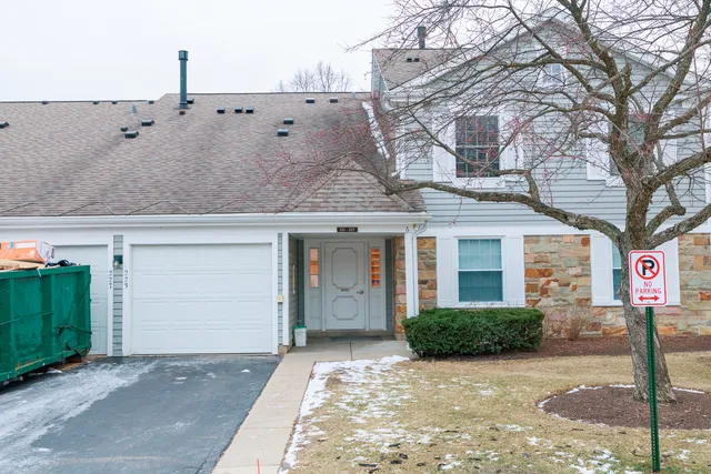 $323,000 | 225 Thornapple Court, Unit 225, Buffalo Grove, IL 60089