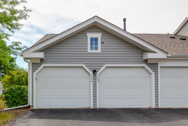 $325,000 | 225 Thornapple Court, Unit 225, Buffalo Grove, IL 60089