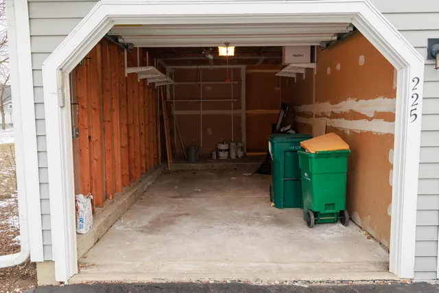 $323,000 | 225 Thornapple Court, Unit 225, Buffalo Grove, IL 60089