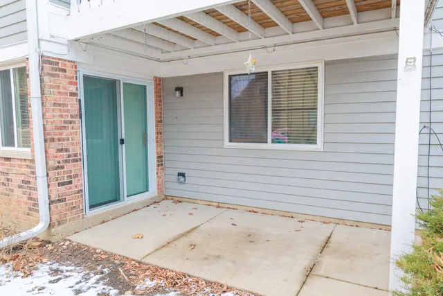 $323,000 | 225 Thornapple Court, Unit 225, Buffalo Grove, IL 60089